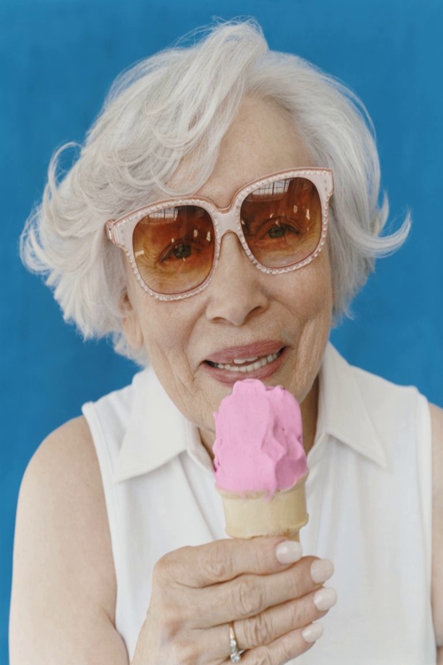 oude vrouw die een ijsje eet